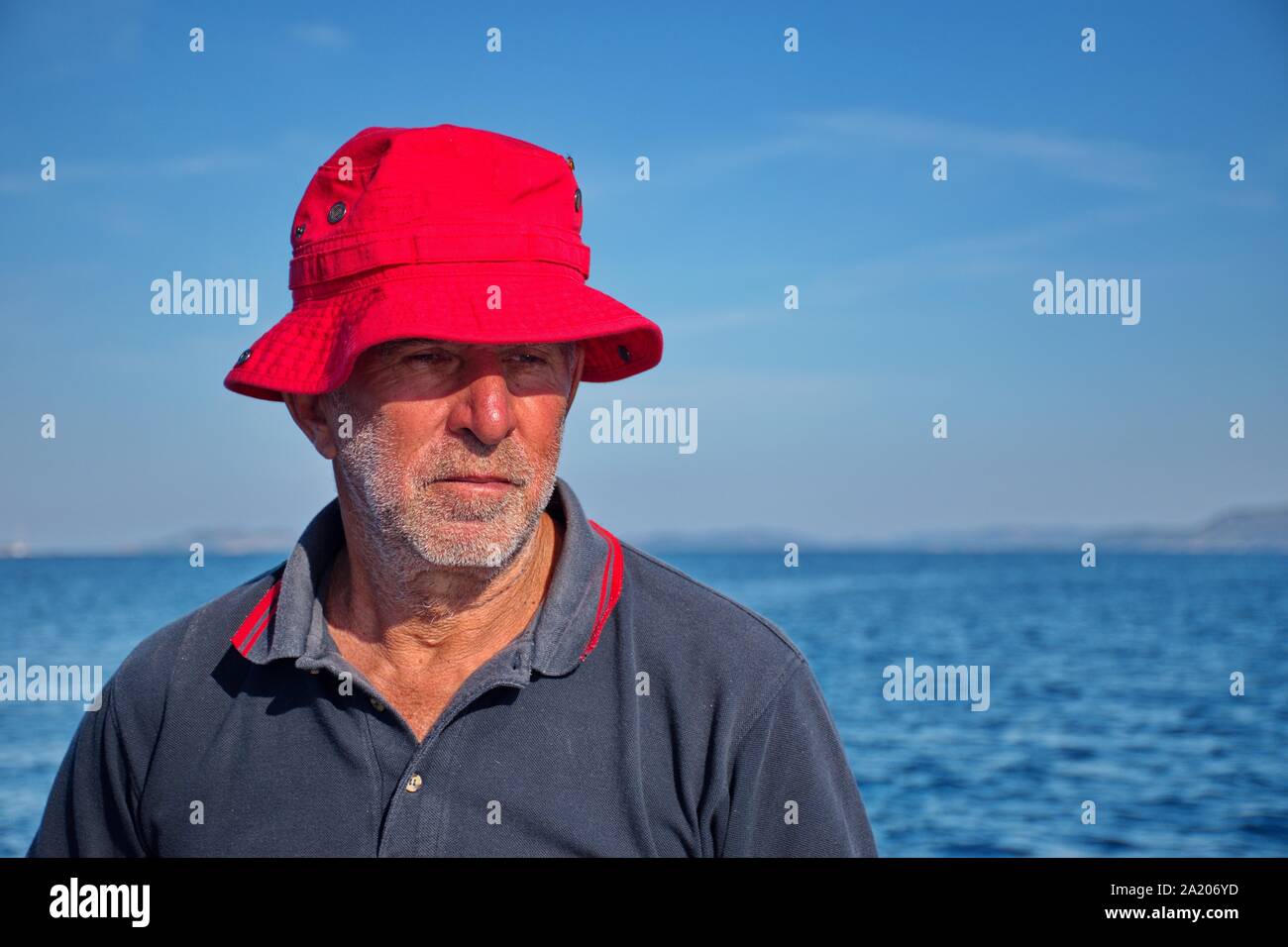 Portrait of senior man contre le bleu de la mer et ciel bleu Banque D'Images