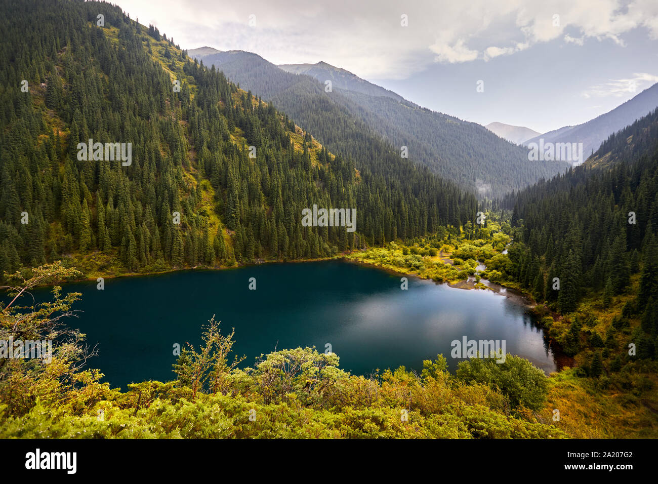 Belle vue aérienne de haute montagne lac Kolsai au Kazakhstan, en Asie centrale Banque D'Images