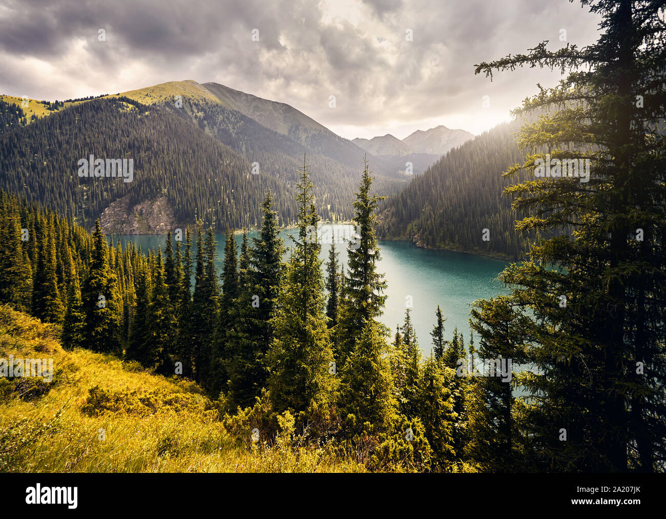 Belle vue sur le lac Kolsai de haute montagne au Kazakhstan, en Asie centrale Banque D'Images