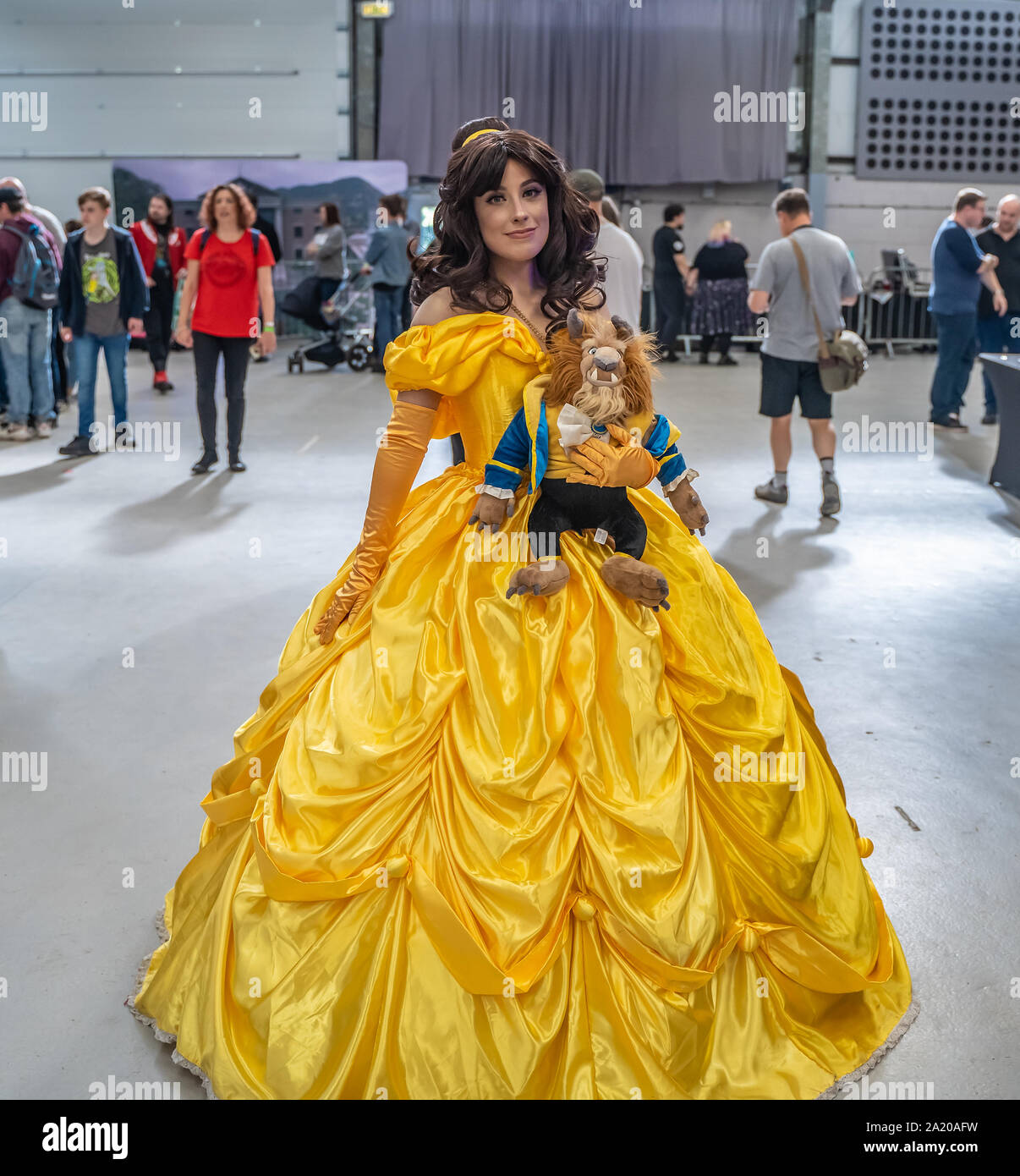 Une jeune et jolie dame en robe de bal jaune habillé comme le personnage de  Belle de la Belle et la Bête Photo Stock - Alamy