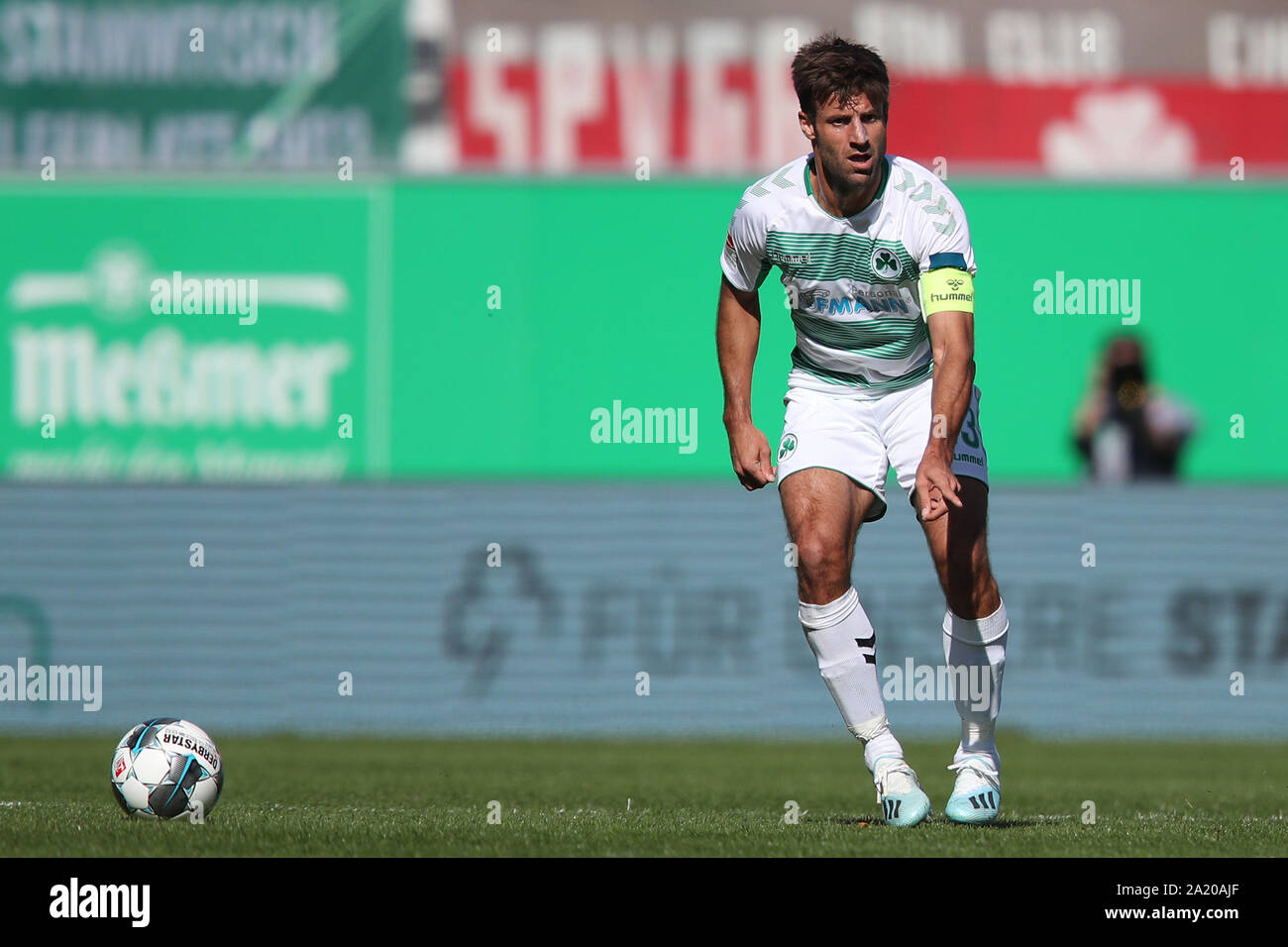 29 septembre 2019, la Bavière, Fürth : Soccer : 2ème Bundesliga, Greuther Fürth --Mer, 8e journée Holstein Kiel, au Sportpark Ronhof Thomas Sommer. Le Fürther Marco Caligiuri joue la balle. Photo : Daniel Karmann/DPA - NOTE IMPORTANTE : en conformité avec les exigences de la DFL Deutsche Fußball Liga ou la DFB Deutscher Fußball-Bund, il est interdit d'utiliser ou avoir utilisé des photographies prises dans le stade et/ou la correspondance dans la séquence sous forme d'images et/ou vidéo-comme des séquences de photos. Banque D'Images