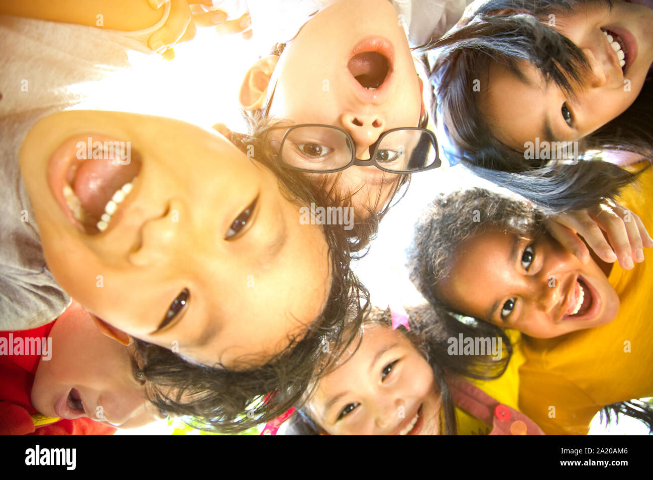 Libre groupe multiethnique d'écoliers face Banque D'Images