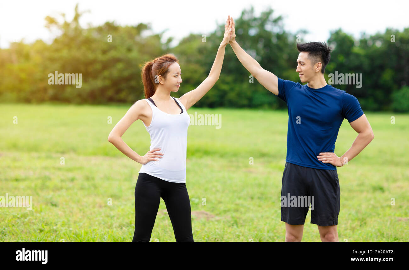 Young couple working out together outdoors Banque D'Images