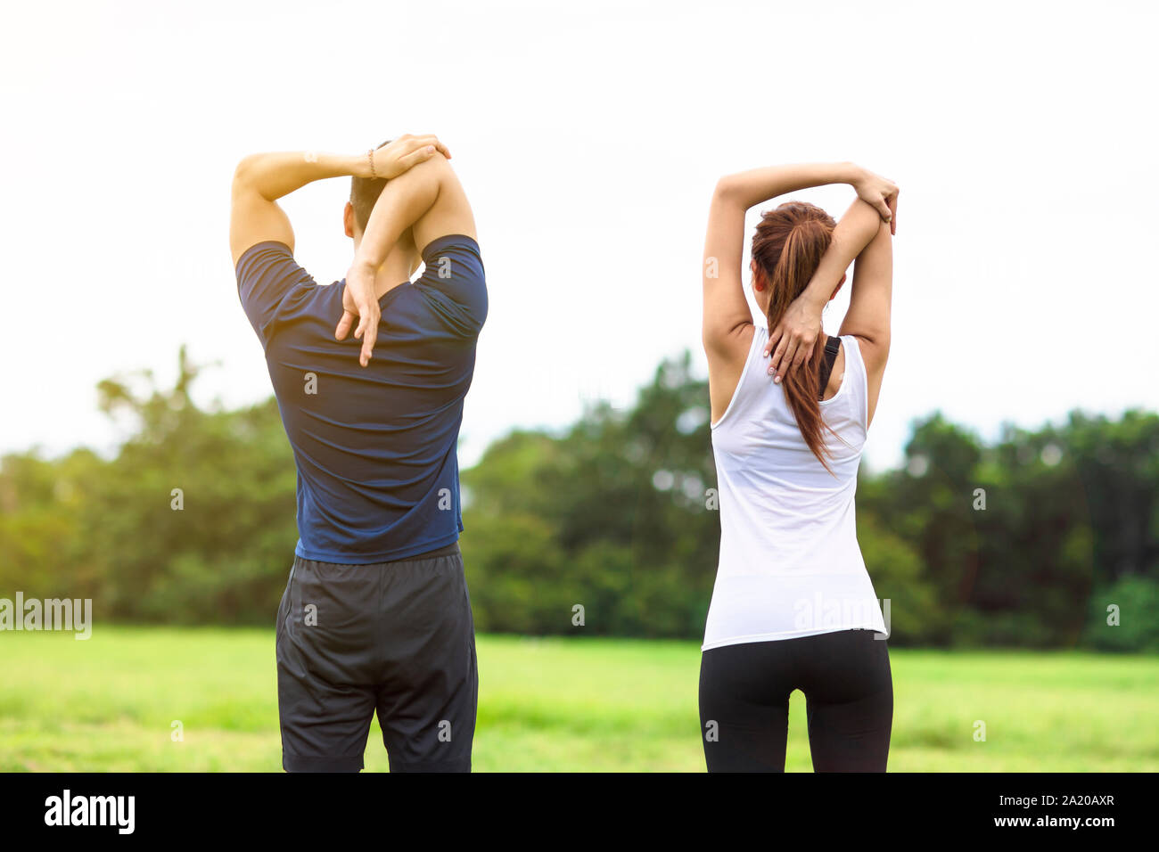 Young couple working out together outdoors Banque D'Images