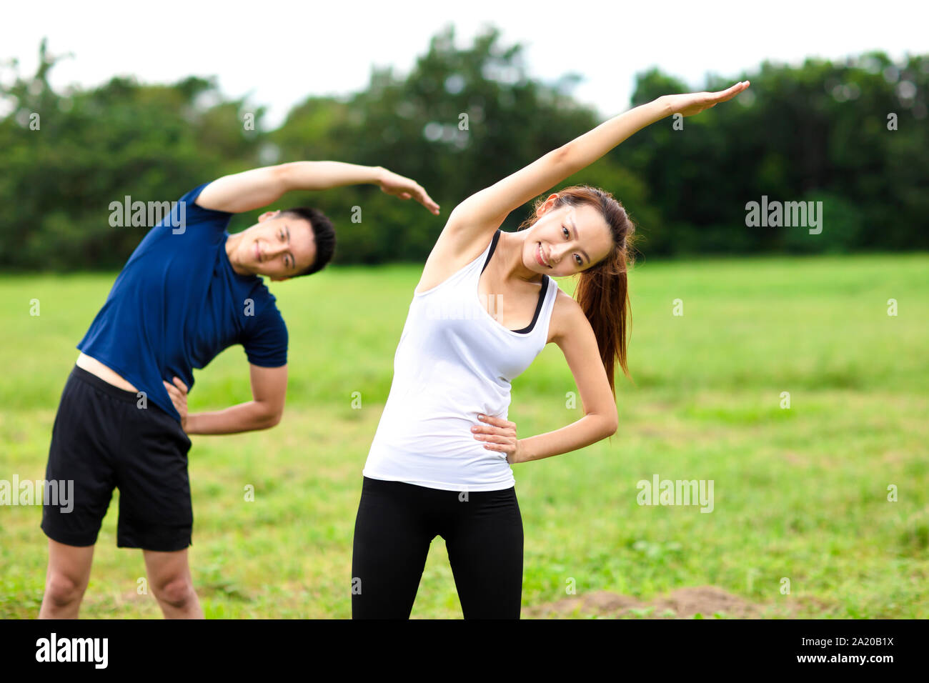 Young couple working out together outdoors Banque D'Images
