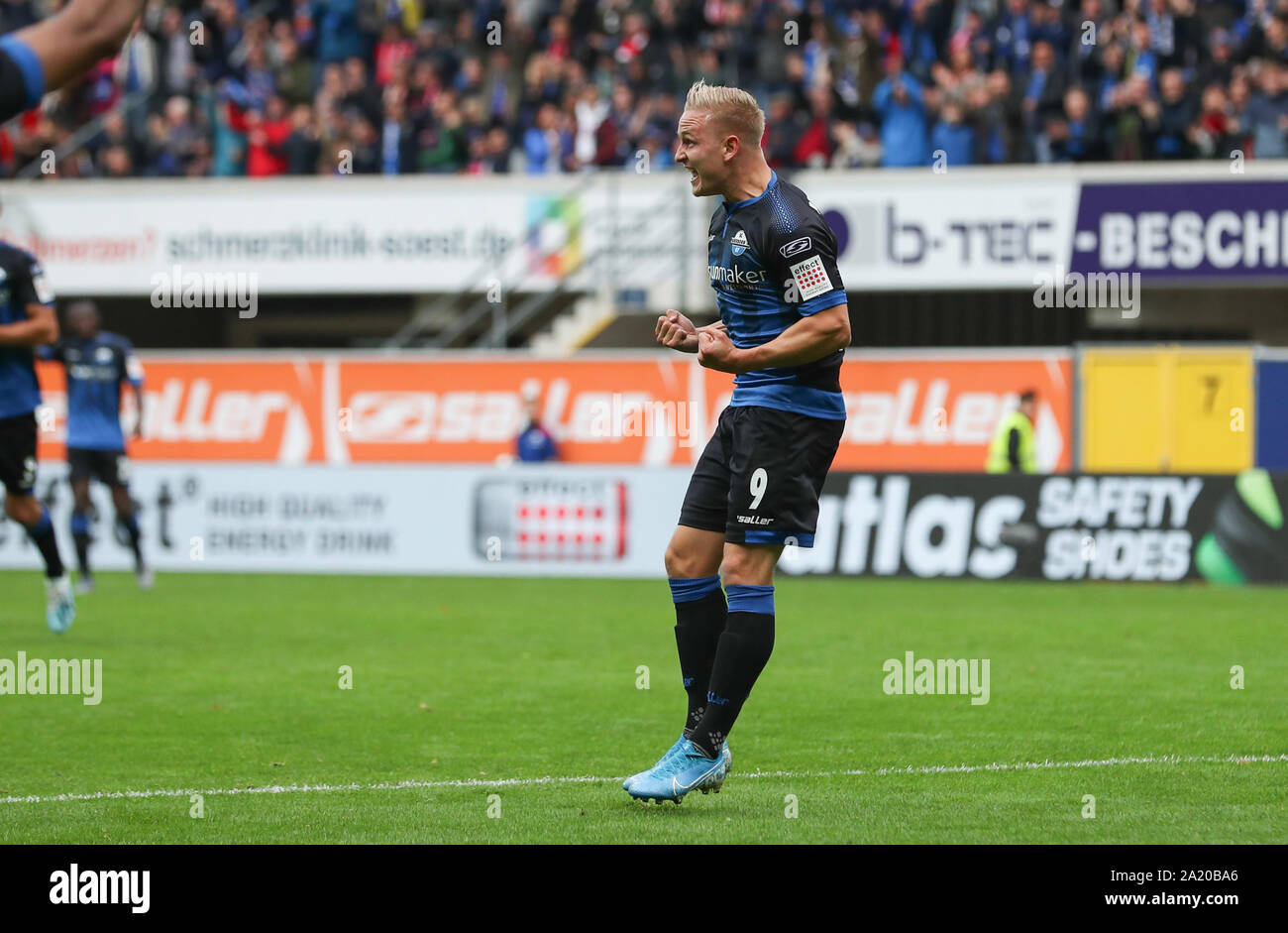 Paderborn, Allemagne. 28 Sep, 2019. Soccer : Bundesliga, SC Paderborn 07 - FC Bayern Munich, 6e journée dans l'Arène de Benteler. Paderborn's scorer Kai Pröger célèbre son but à 1:2. Credit : Friso Gentsch/DPA - NOTE IMPORTANTE : en conformité avec les exigences de la DFL Deutsche Fußball Liga ou la DFB Deutscher Fußball-Bund, il est interdit d'utiliser ou avoir utilisé des photographies prises dans le stade et/ou la correspondance dans la séquence sous forme d'images et/ou vidéo-comme des séquences de photos./dpa/Alamy Live News Banque D'Images