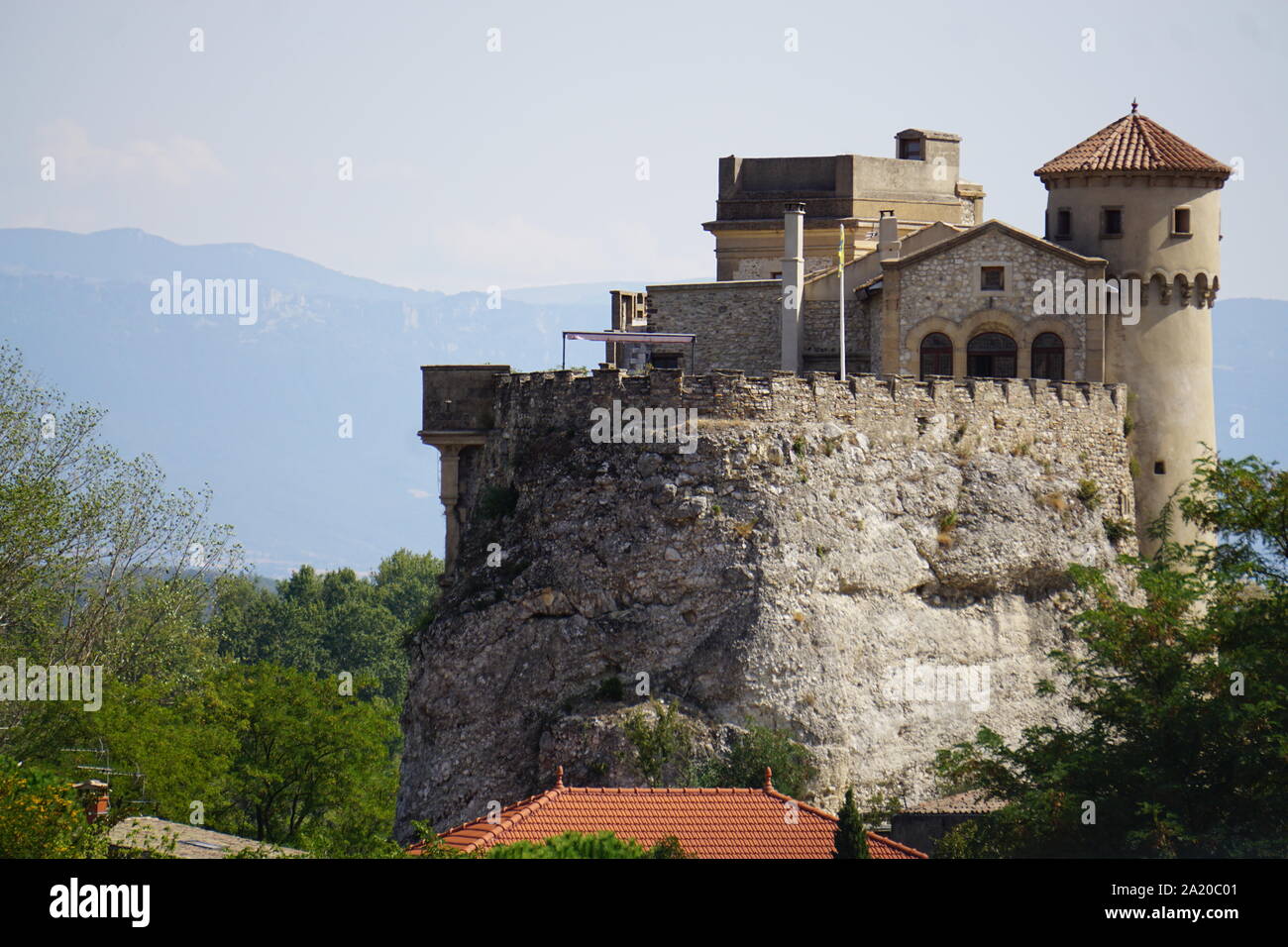Petit château en pierre situé au sommet d'un affleurement rocheux Banque D'Images