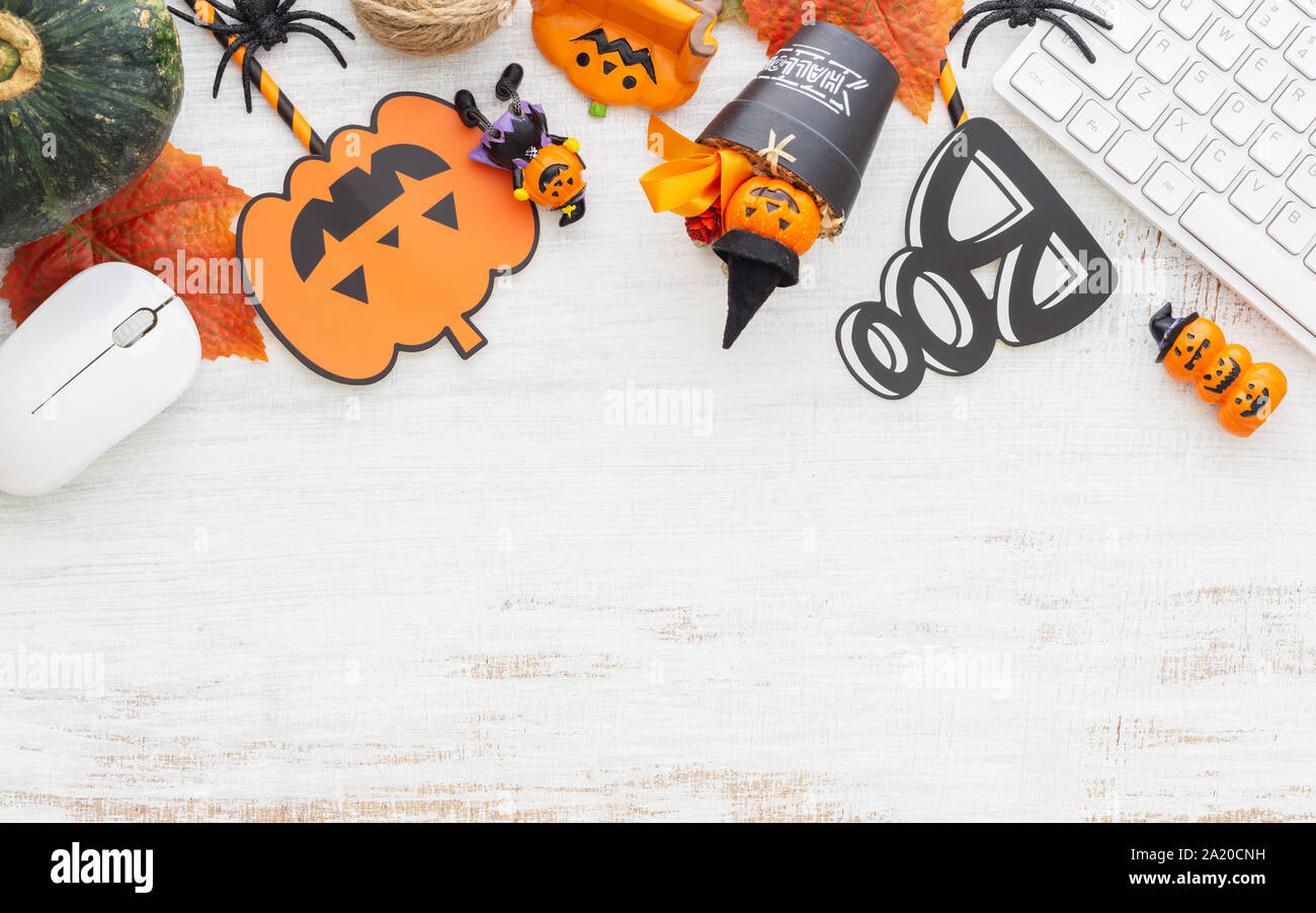 Happy Halloween Festival. Espace de travail de bureau télévision jeter Vue supérieure avec copie espace. Banque D'Images