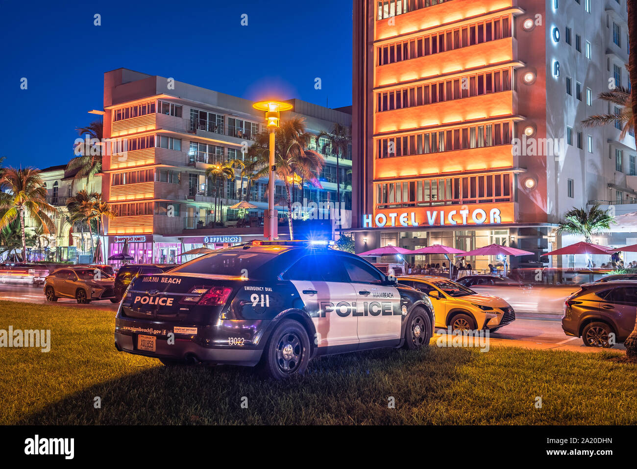 Miami Beach, Floride, USA - voiture de police en patrouille dans la rue la nuit Banque D'Images