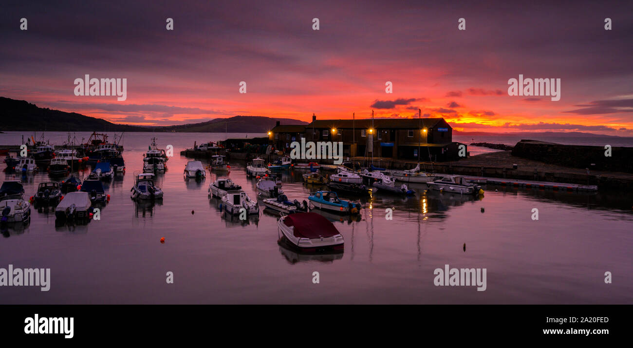 Lyme Regis, dans le Dorset, UK. Le 30 septembre 2019. UK : Météo ciel rouge le matin Shepherd's attention....Le ciel au-dessus de l'historique du port de Cobb à Lyme Regis éclatant de couleur rouge vif au lever du soleil. Credit : Celia McMahon/Alamy Live News. Banque D'Images