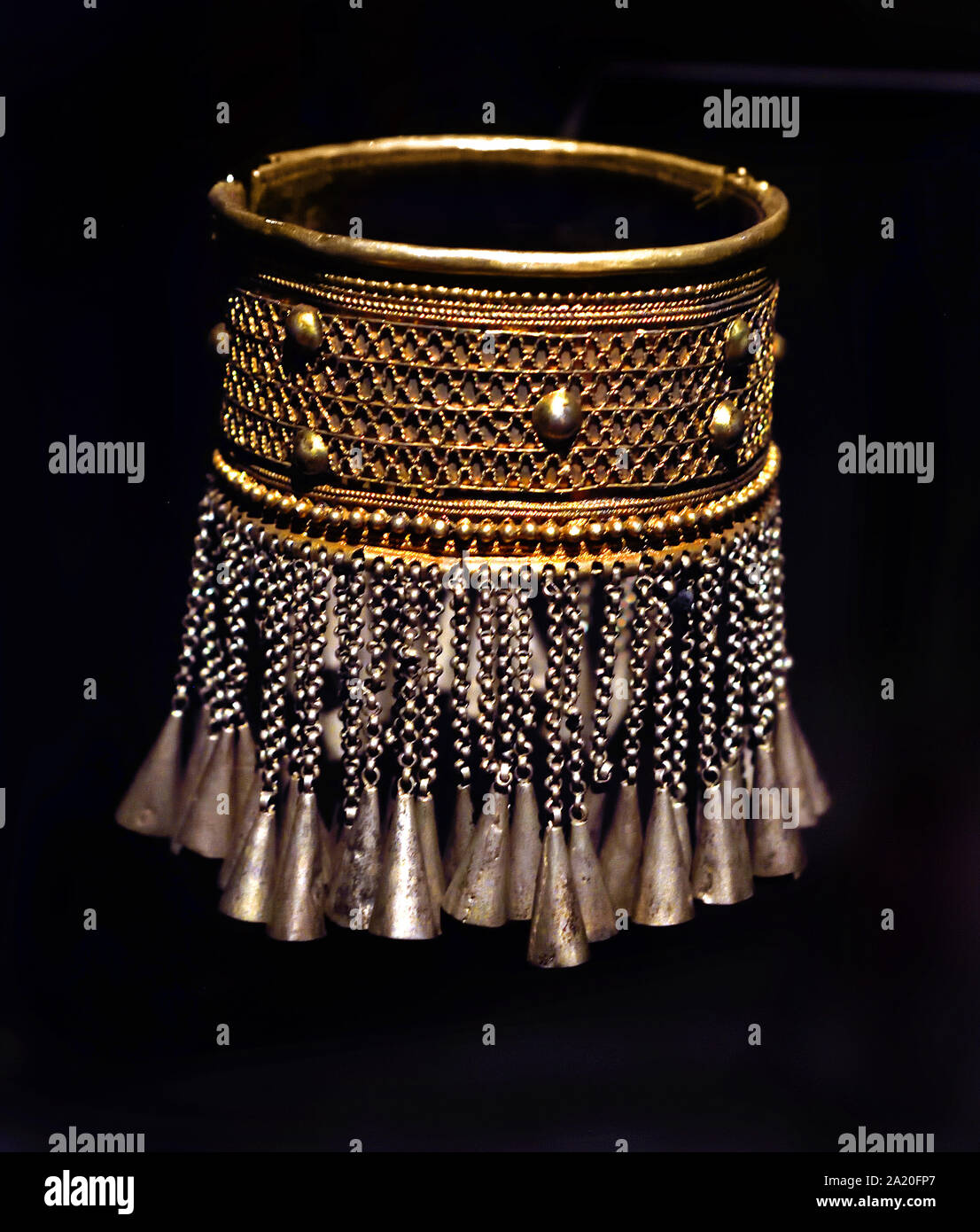 Addis Ababa Ethiopie Bracelet doré du 20ème siècle,le cuivre, le Velvet , Afrique de l'Afrique, Banque D'Images