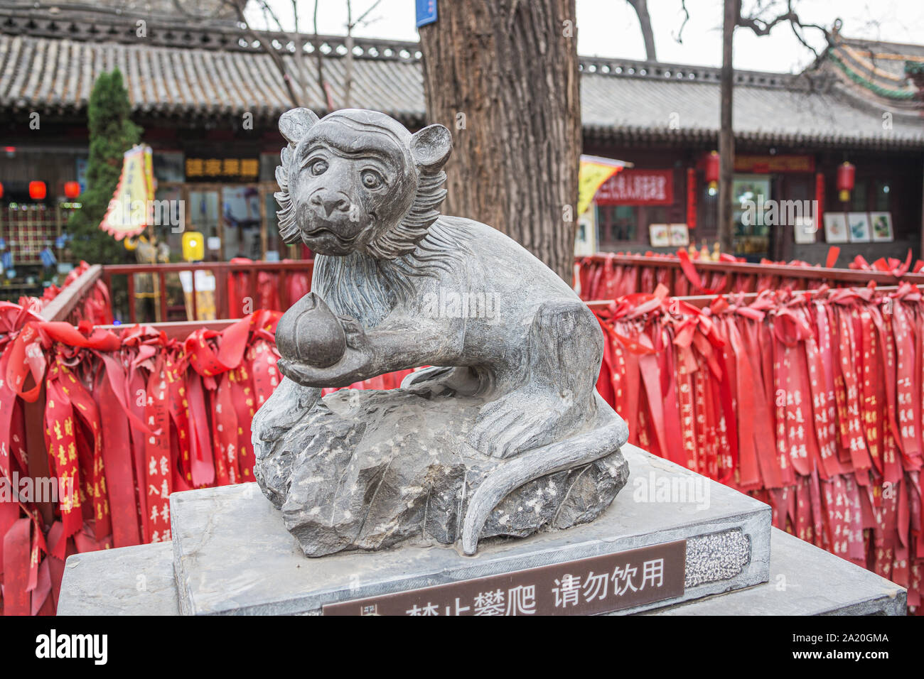 Editorial : PINGYAO, Shanxi, Chine, le 10 avril 2019 - Statue d'un singe dans le Temple du dieu de la ville, dans la vieille ville de Pingyao Banque D'Images