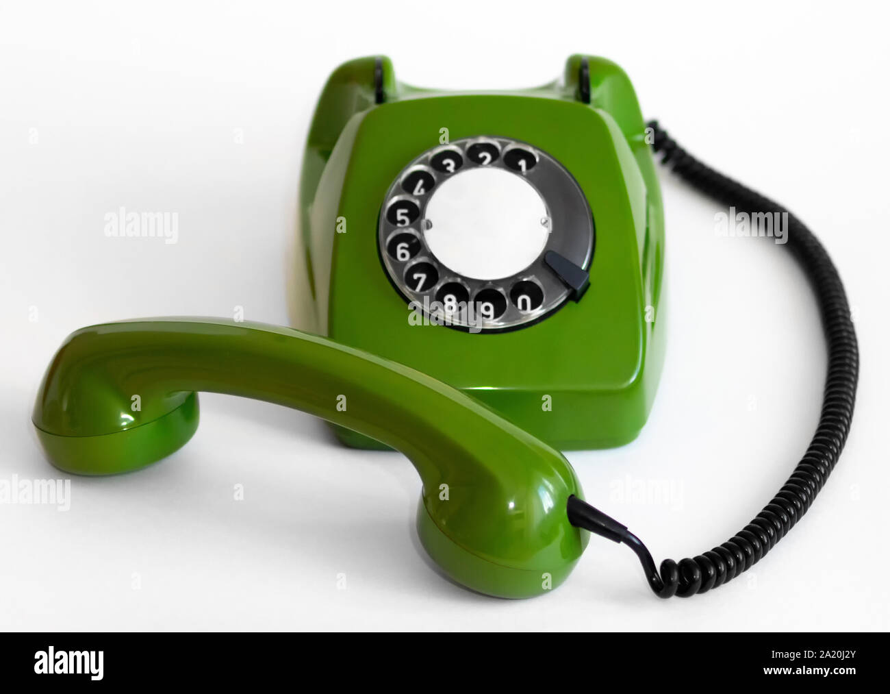 Téléphone à cadran vert rétro sur fond blanc Banque D'Images