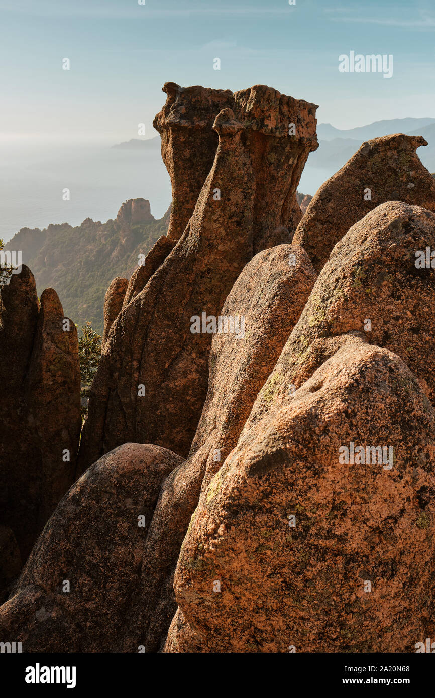 Les formations rocheuses en forme de granit rouge paysage du site du patrimoine mondial de l'Unesco des Calanche de Piana / Calanques de Piana / Golfe de Porto Corse Banque D'Images