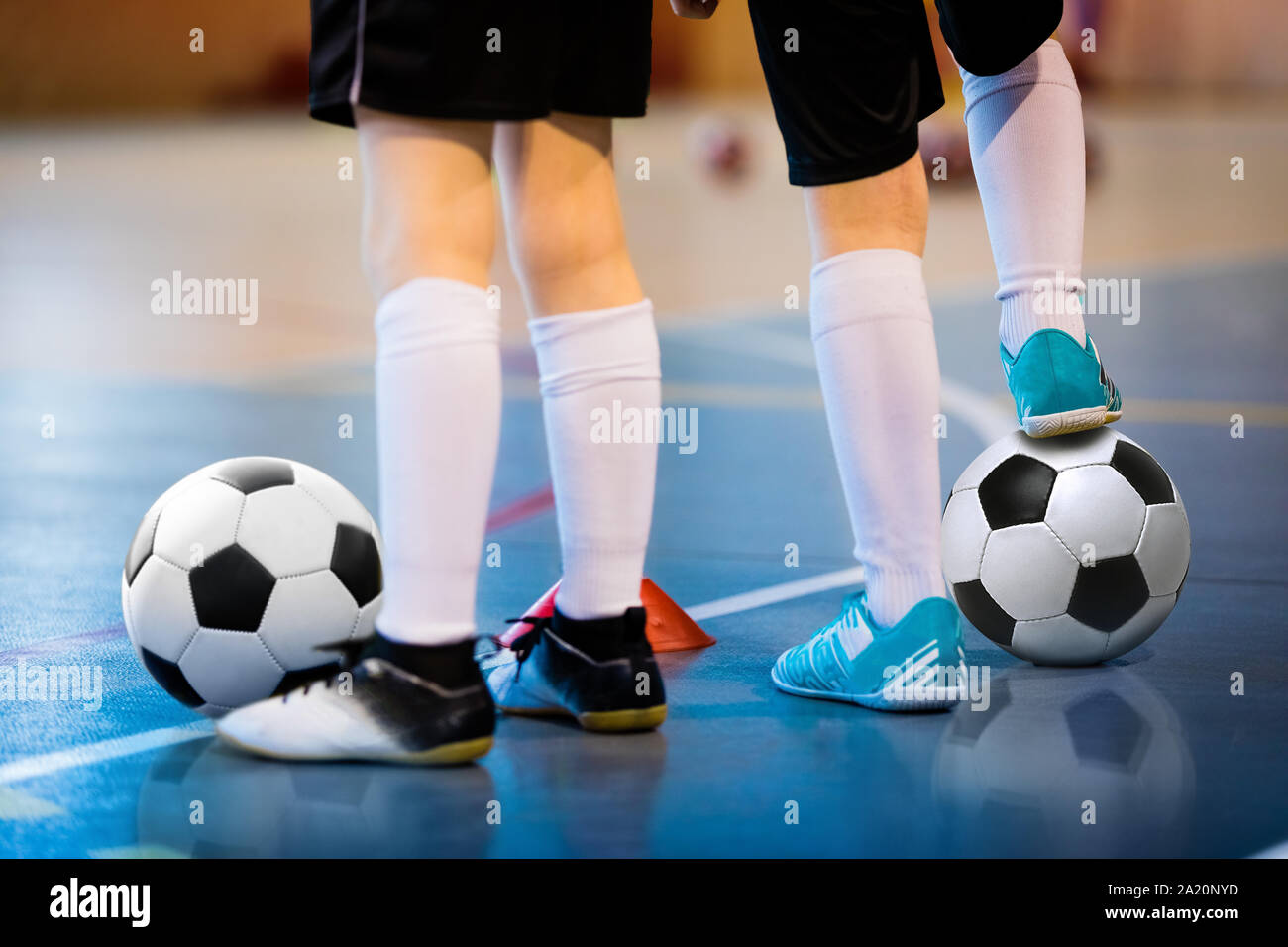 Futsal de la formation. Deux jeunes joueurs de futsal avec des boules sur la formation. Close up de jambes de footballeurs futsal Banque D'Images
