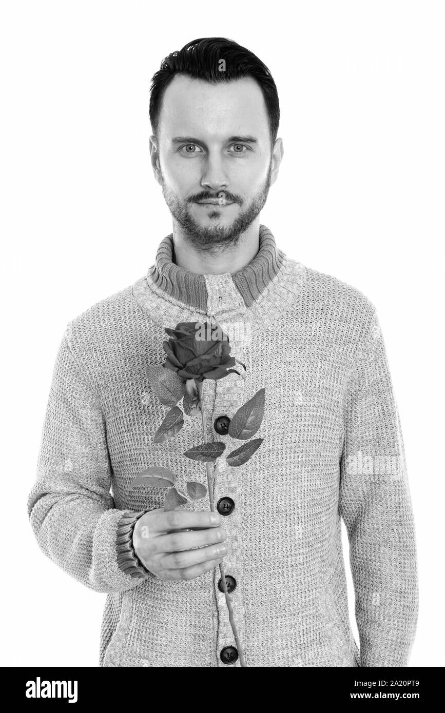 Portrait of young man holding red rose prêt pour la Saint-Valentin Banque D'Images