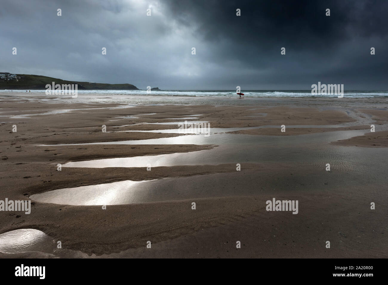 Météo d'automne frisquet dramatique sombre sur la plage de Fistral à Newquay en Cornouailles. Banque D'Images