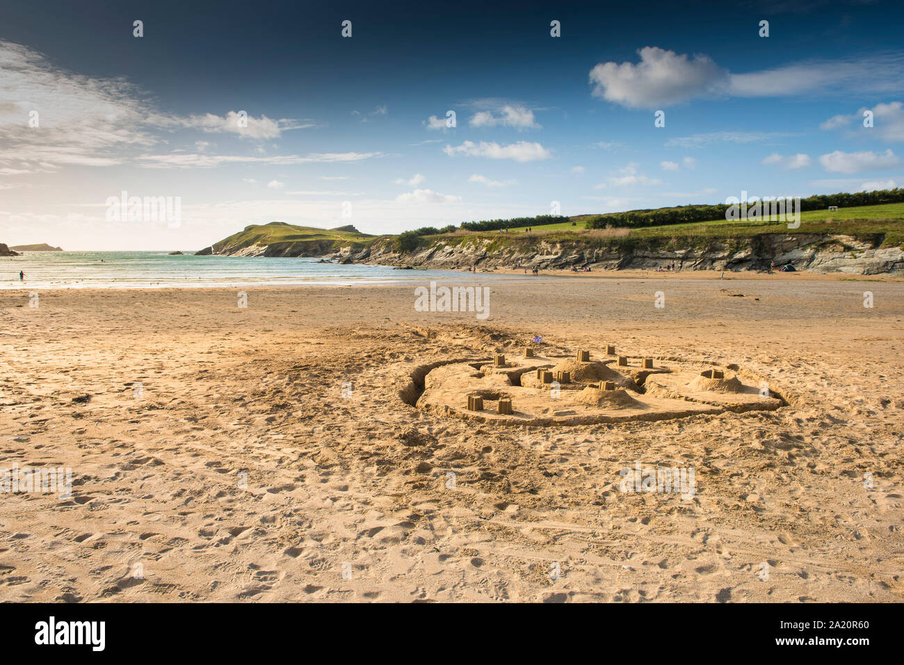 Un grand château construit sur la plage de Porth, plage de Newquay en Cornouailles. Banque D'Images