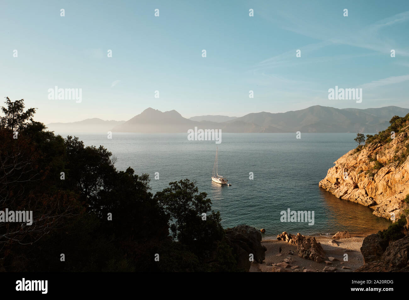 Un voile à la une le sur le littoral Corse plage d'Plage de Ficaghjola / Plage de Ficajola et le golfe de Porto, Calanques de Piana Corse France. Banque D'Images