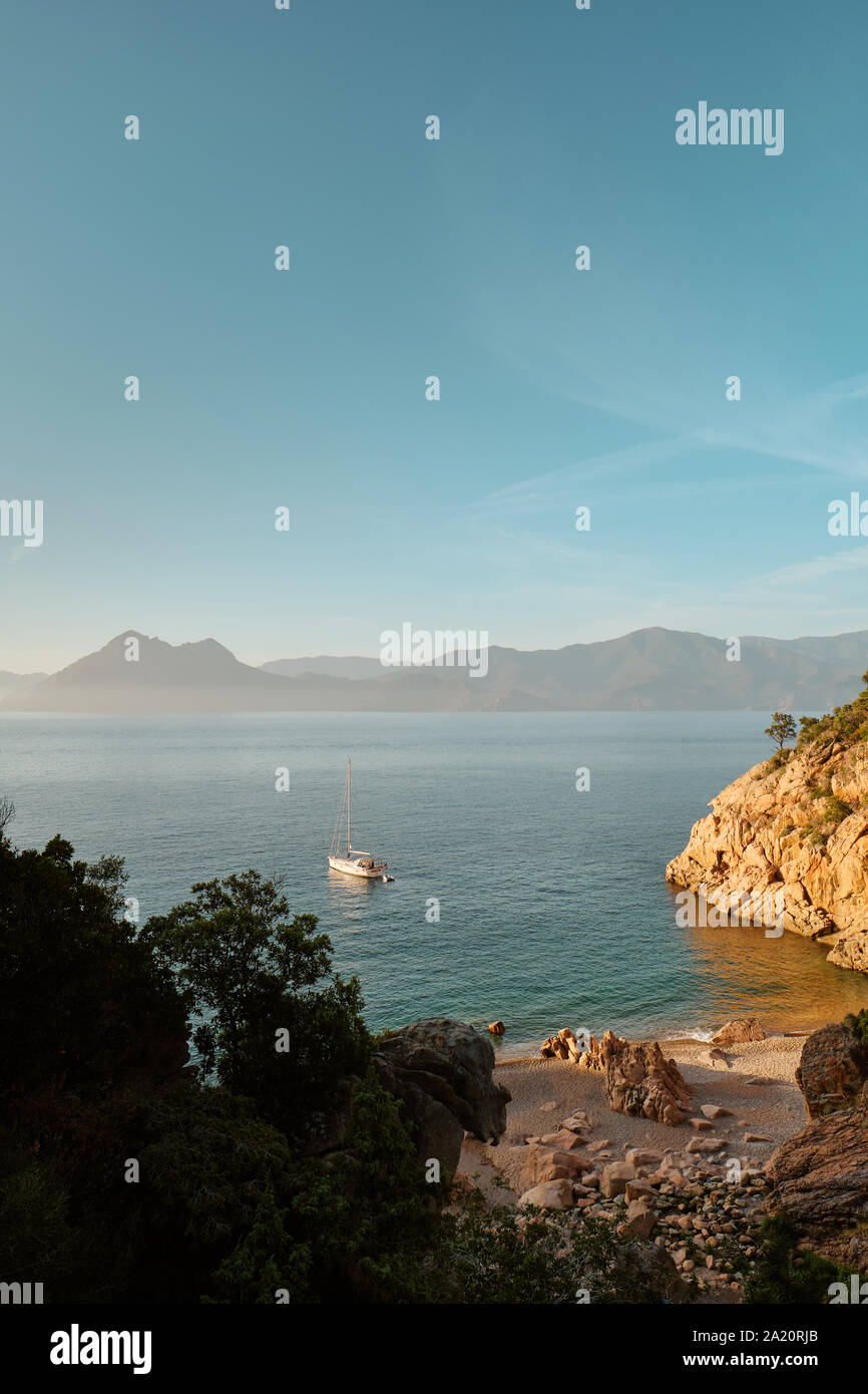 Un voile à la une le sur le littoral Corse plage d'Plage de Ficaghjola / Plage de Ficajola et le golfe de Porto, Calanques de Piana Corse France. Banque D'Images