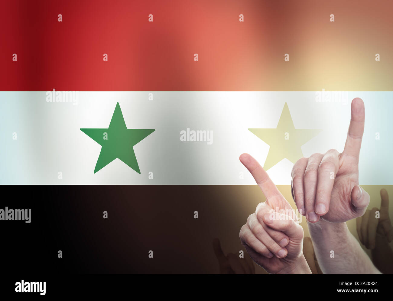 Deux mains enchaînées une chaîne métallique sur l'arrière-plan du drapeau de la Syrie. Concept de la liberté Banque D'Images