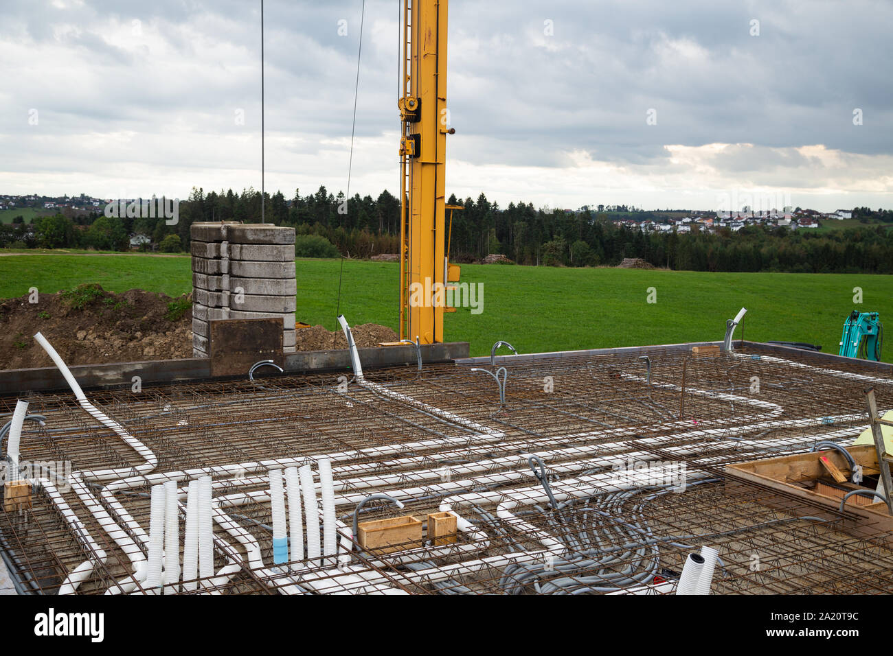 Vide conduites pour bloc d'alimentation et de Ventilation domestique contrôlée sur un plafond en béton en construction Banque D'Images