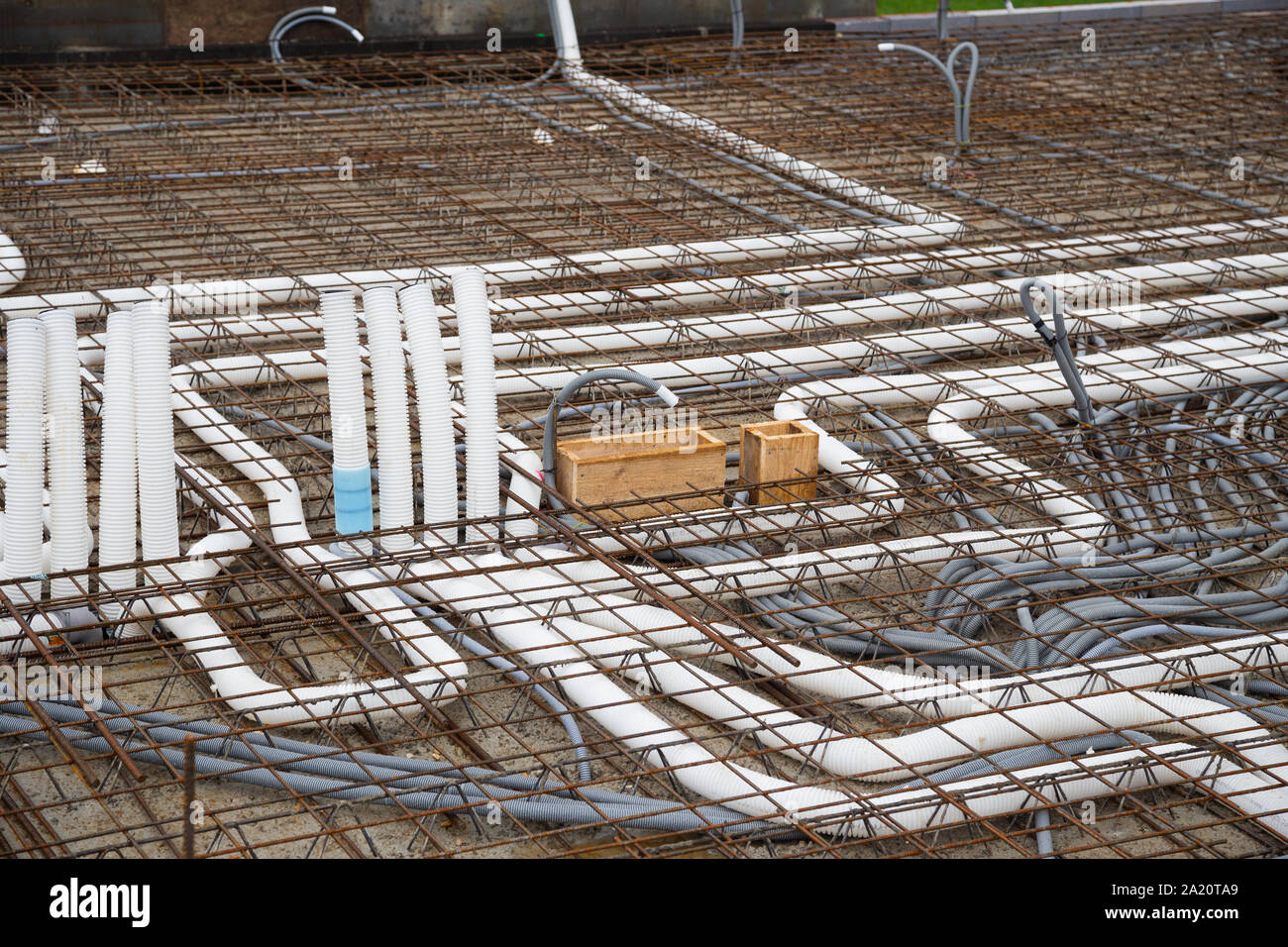 Vide conduites pour bloc d'alimentation et de Ventilation domestique contrôlée sur un plafond en béton en construction Banque D'Images