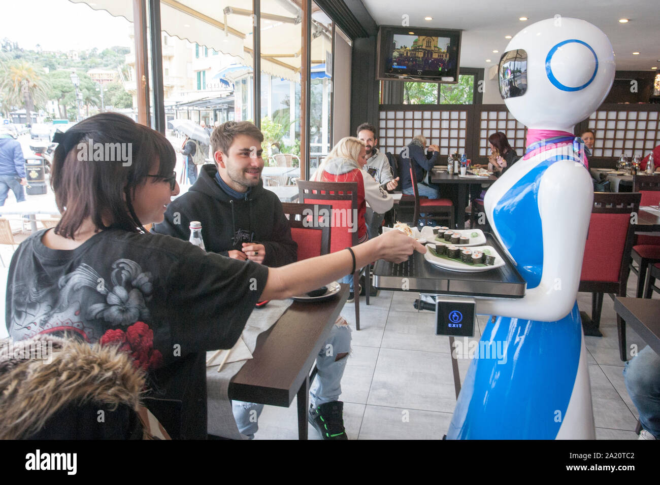 Rapallo (GE) - Robot camerieri XIAO AI al Gran Caffè Rapallo aiutano a servire ai tavoli Banque D'Images