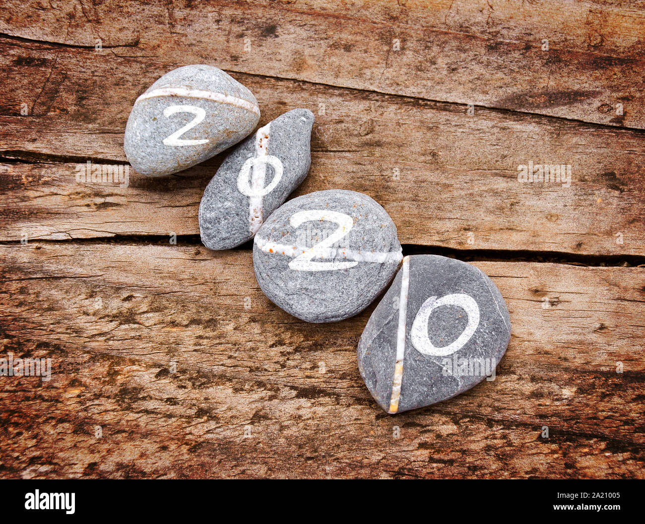 2020 écrit sur une ligne de pierres sur un fond de bois, zen et nature carte de nouvel an Banque D'Images