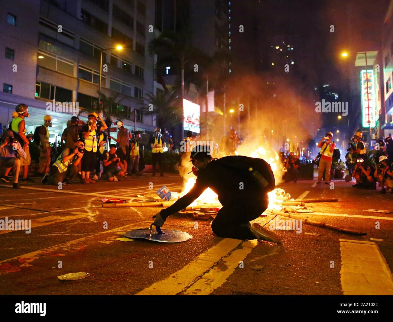 Hong Kong, Chine. Sep 29, 2019. Des dizaines de milliers de manifestants anti-non autorisé à un totalitarisme que mars se transforme en émeutes entre Hong Kong police et manifestants. Les manifestants se retirent dans Wan Chai où ils ont mis en place les barrages routiers avec le feu, et de lancer des cocktails Molotov en se retirant à Causeway Bay. Gonzales : Crédit Photo/Alamy Live News Banque D'Images