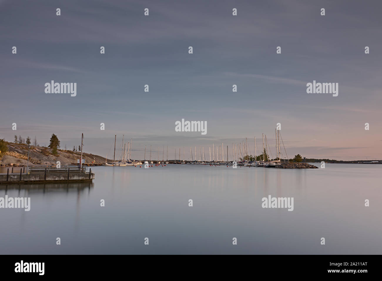 Le port d'Helsinki, au crépuscule, en prises de près de Kaivopuisto à au-delà de la jetée à l'horizon. Banque D'Images