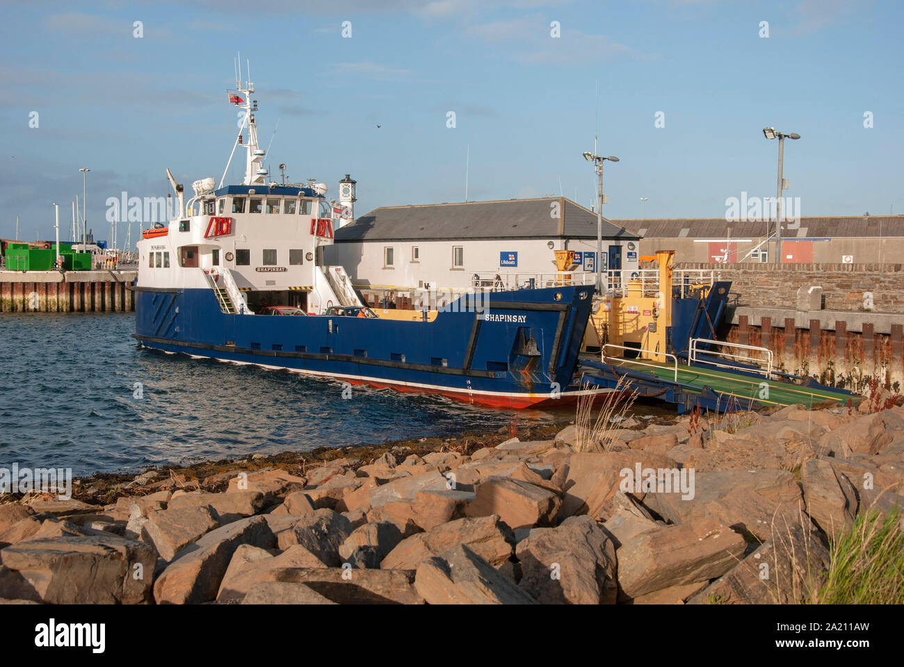 L'Orkney Ferries M.V. Shapinsay Isla traversier a accosté Kirkwall Harbour Mainland Îles Orkney Ecosse Royaume-Uni Vue du côté tribord de 1989 rouleau blanc bleu Banque D'Images