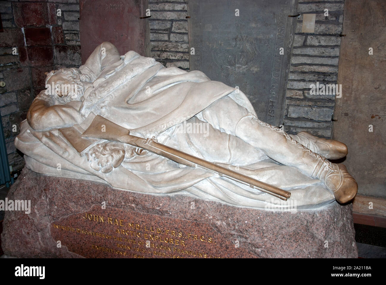 Mémorial à docteur John Rae explorateur de l'Arctique St Magnus Cathedral Kirkwall Mainland Les îles Orkney Ecosse Royaume-Uni figure en marbre blanc sculptu Banque D'Images