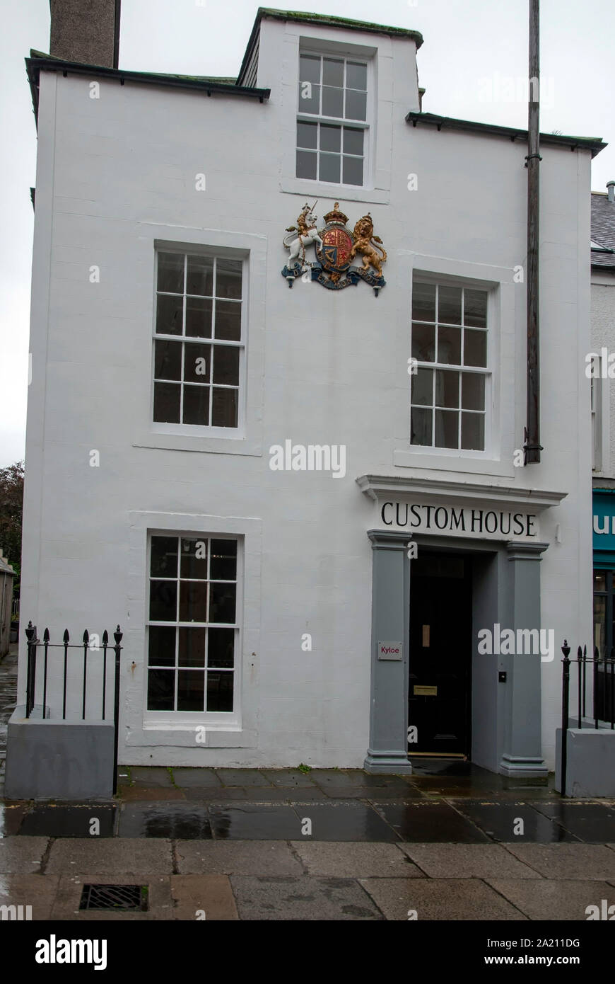 19e siècle Custom House Building, rue Albert Kirkwall Mainland Les îles Orkney Ecosse Royaume-Uni Vue extérieure de deux étages, peint en blanc et un Banque D'Images