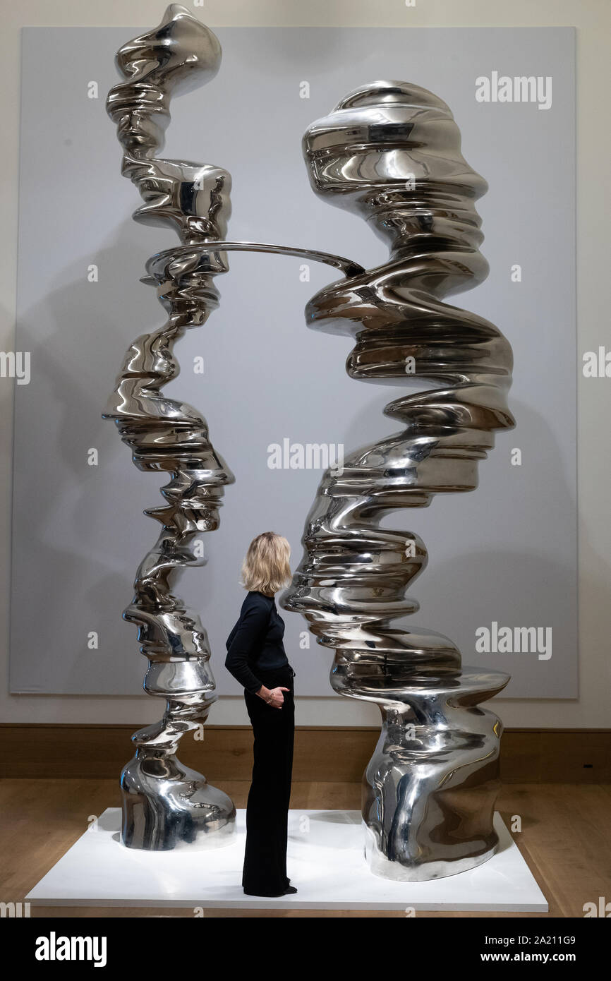 Une galerie sous la sculpture de Tony Cragg observe un changement constant, 2005, au cours d'une presse prévisualiser à Bonhams New Bond Street, Londres, avant sa vente aux enchères Bonhams à l' après-guerre et contemporain vente le 3 octobre. L'acier inoxydable, 4.5m de hauteur sculpture devrait récupérer entre  ? ?450 000- ? ?600 000. Banque D'Images