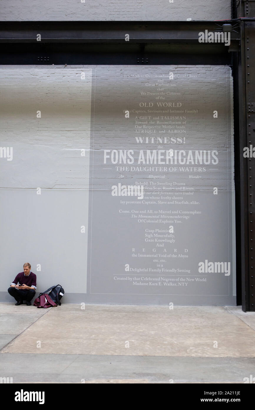 Tate Modern a dévoilé aujourd'hui l'artiste américaine Kara Walker's installation 'Fons Americanus' dans la Turbine Hall, la dernière commission de Hyundai. Les 13 mètres de haut fontaine est basé sur le Victoria fontaine en face de Buckinham Palace mais avec chiffres faisant référence à la traite des esclaves de l'Atlantique Nord, y compris un nœud coulant, un garçon baigne parmi les requins, et une déesse afro-brésilien au sommet. Banque D'Images