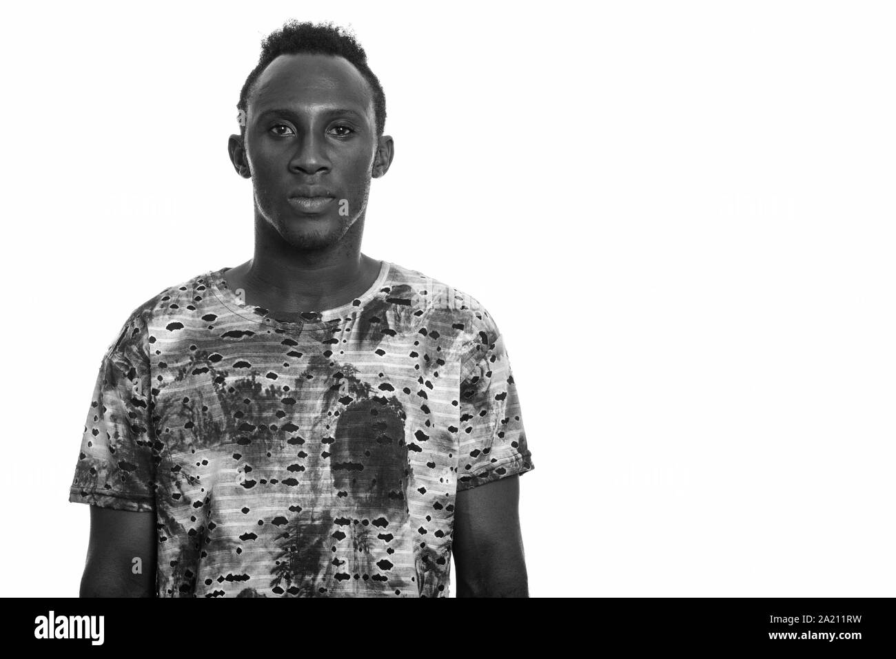 Portrait de jeune homme africain en noir et blanc Banque D'Images