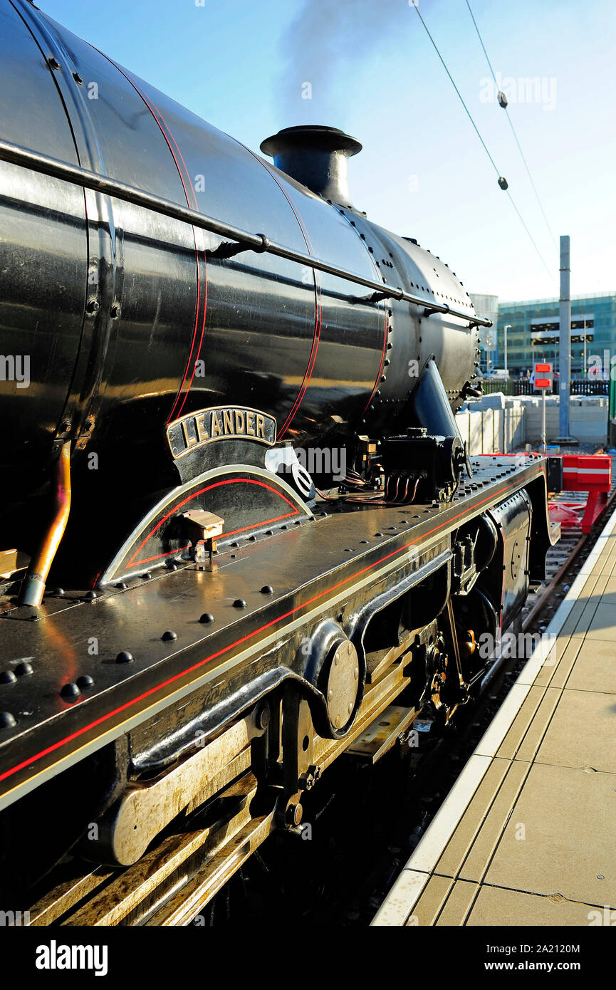 Le train à vapeur Leander(construit en 1936) sur une plate-forme de la gare du nord de Blackpool Banque D'Images