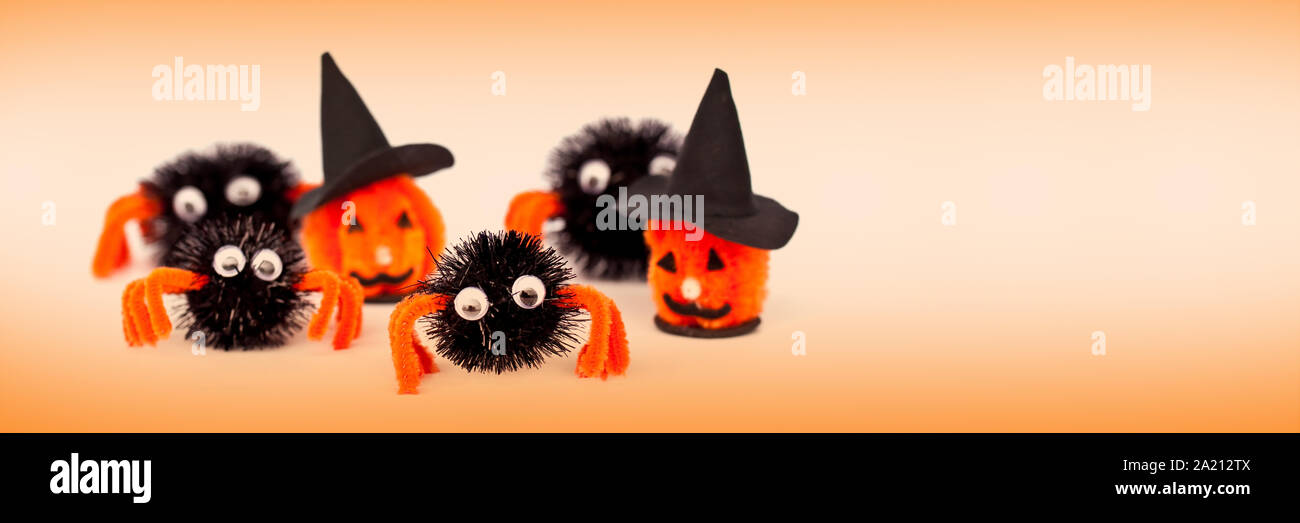 Accueil Artisanat Halloween décorations et ornements, têtes de sorcière orange sur fond panoramique Banque D'Images