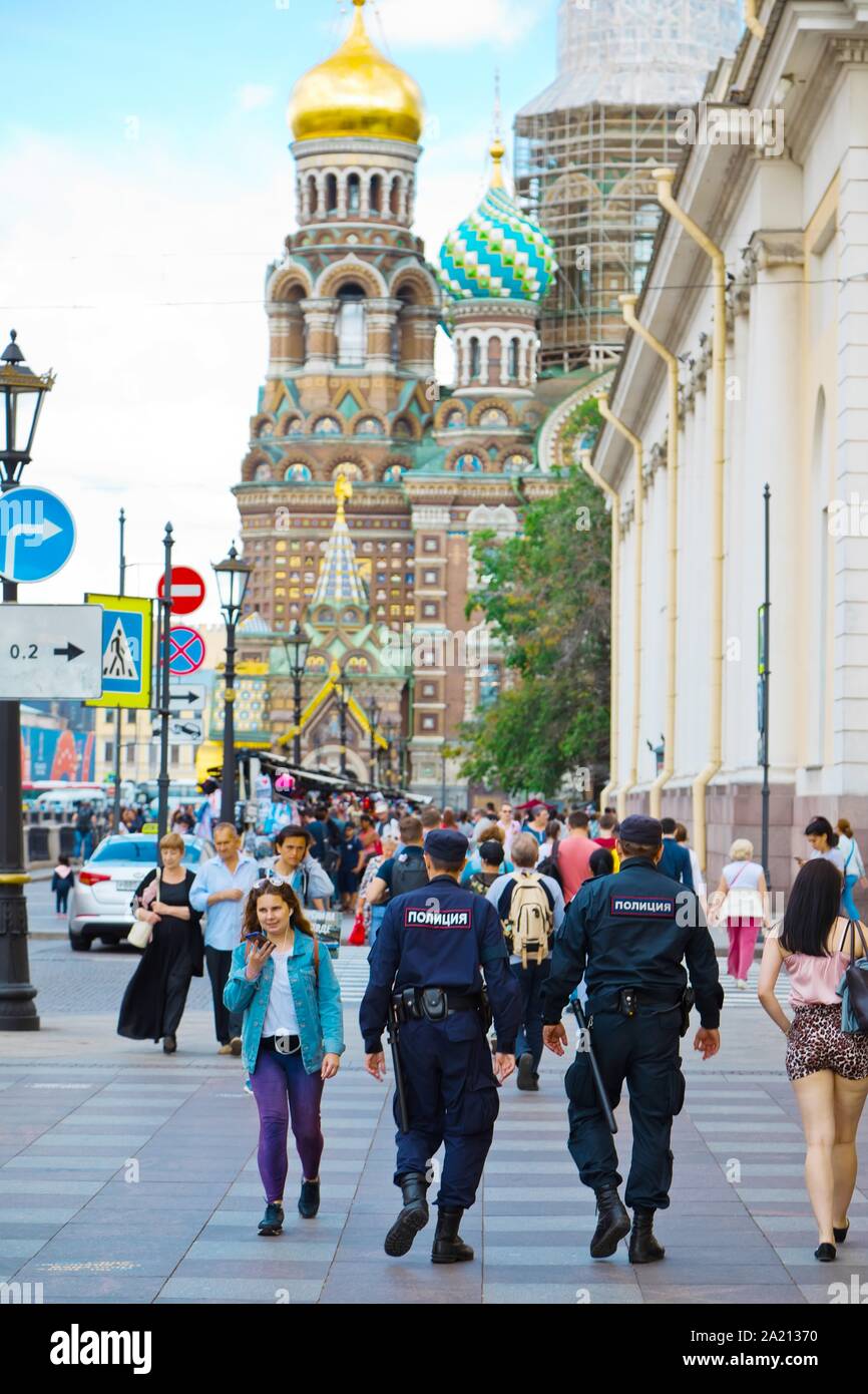 Saint-pétersbourg, Russie - 8 juillet 2019 : deux policiers à pied à l'Église du Sauveur sur le Sang Versé Banque D'Images
