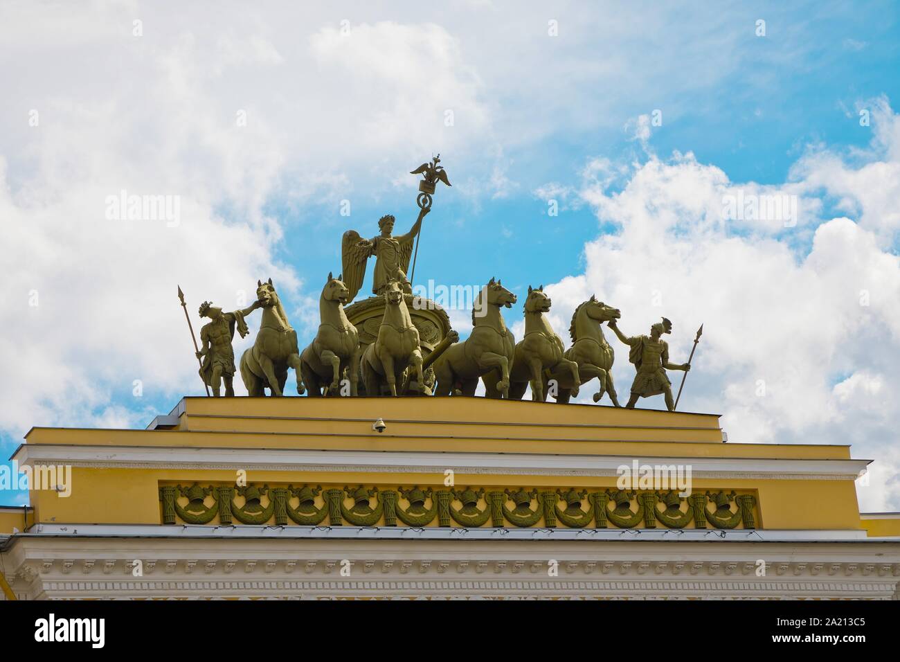 Saint-pétersbourg, Russie - 8 juillet, 2019 : 'Char de gloire' composition des statues sur la construction de l'état-major général sur la Place du Palais Banque D'Images