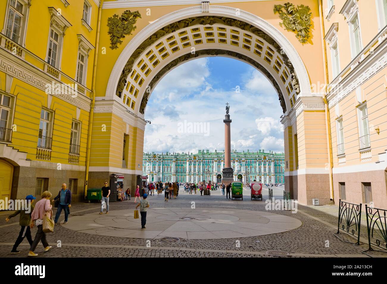 Saint-pétersbourg, Russie - 8 juillet 2019 : Alexander et colonne de style Empire de l'état-major général sur la Place du Palais Banque D'Images