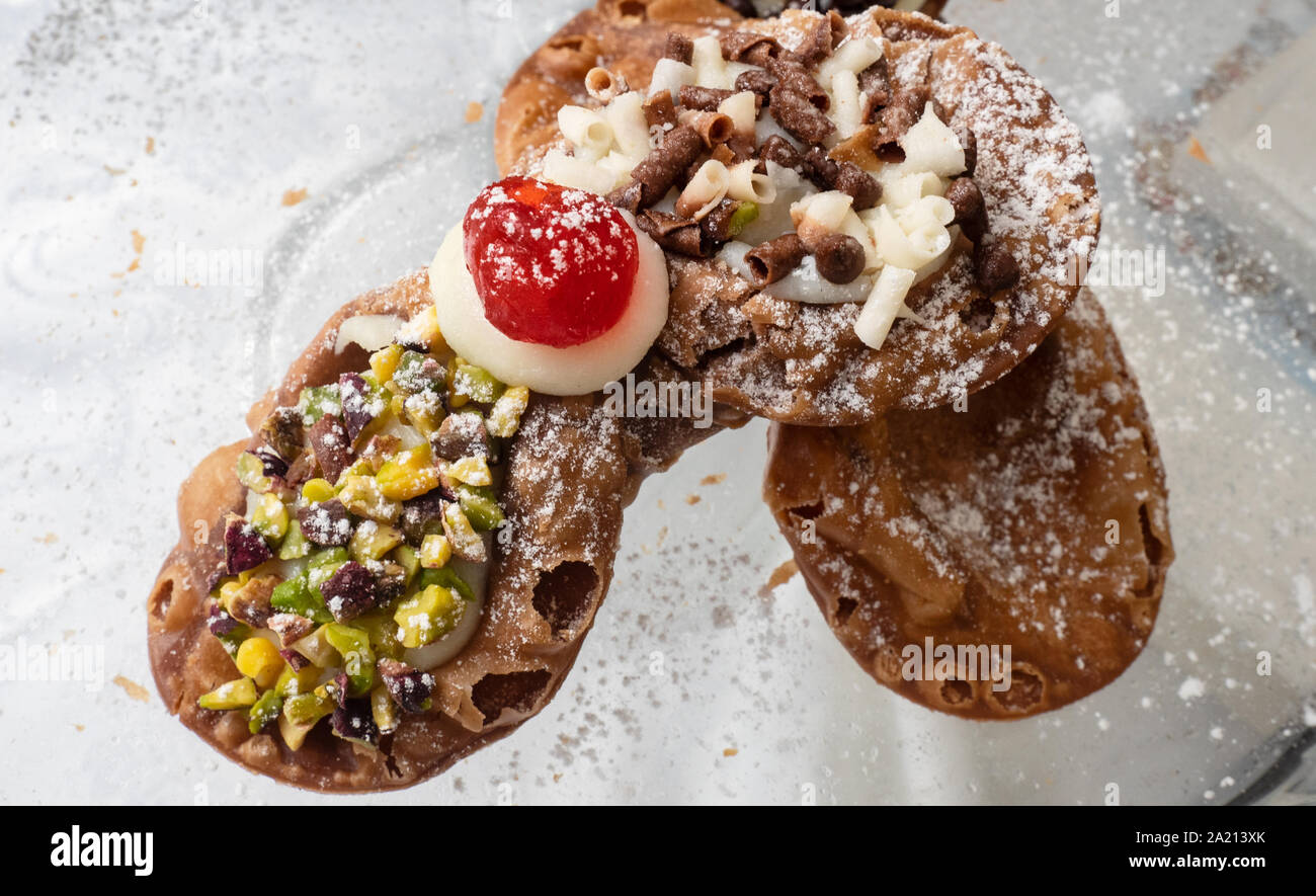 De délicieux bonbons siciliens faits de lait de brebis ricotta et pistaches hachées Banque D'Images