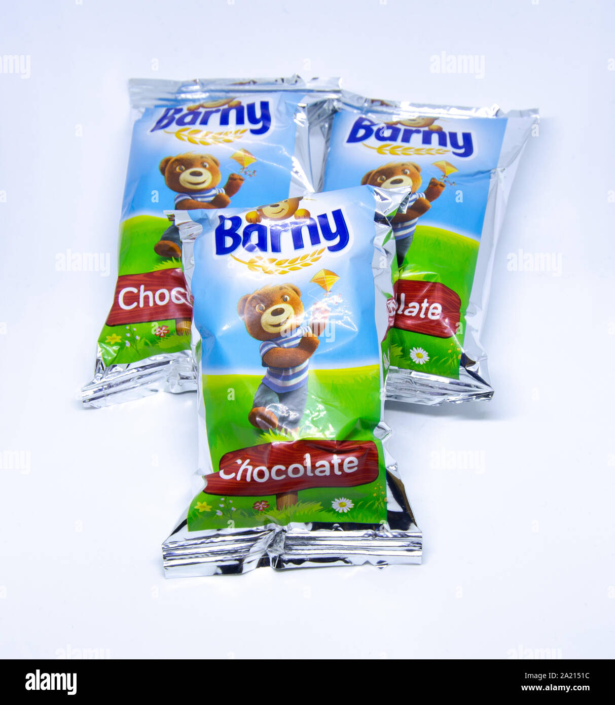 Barny rempli de chocolat en-cas gâteau emballé individuellement dans un film plastique. Banque D'Images