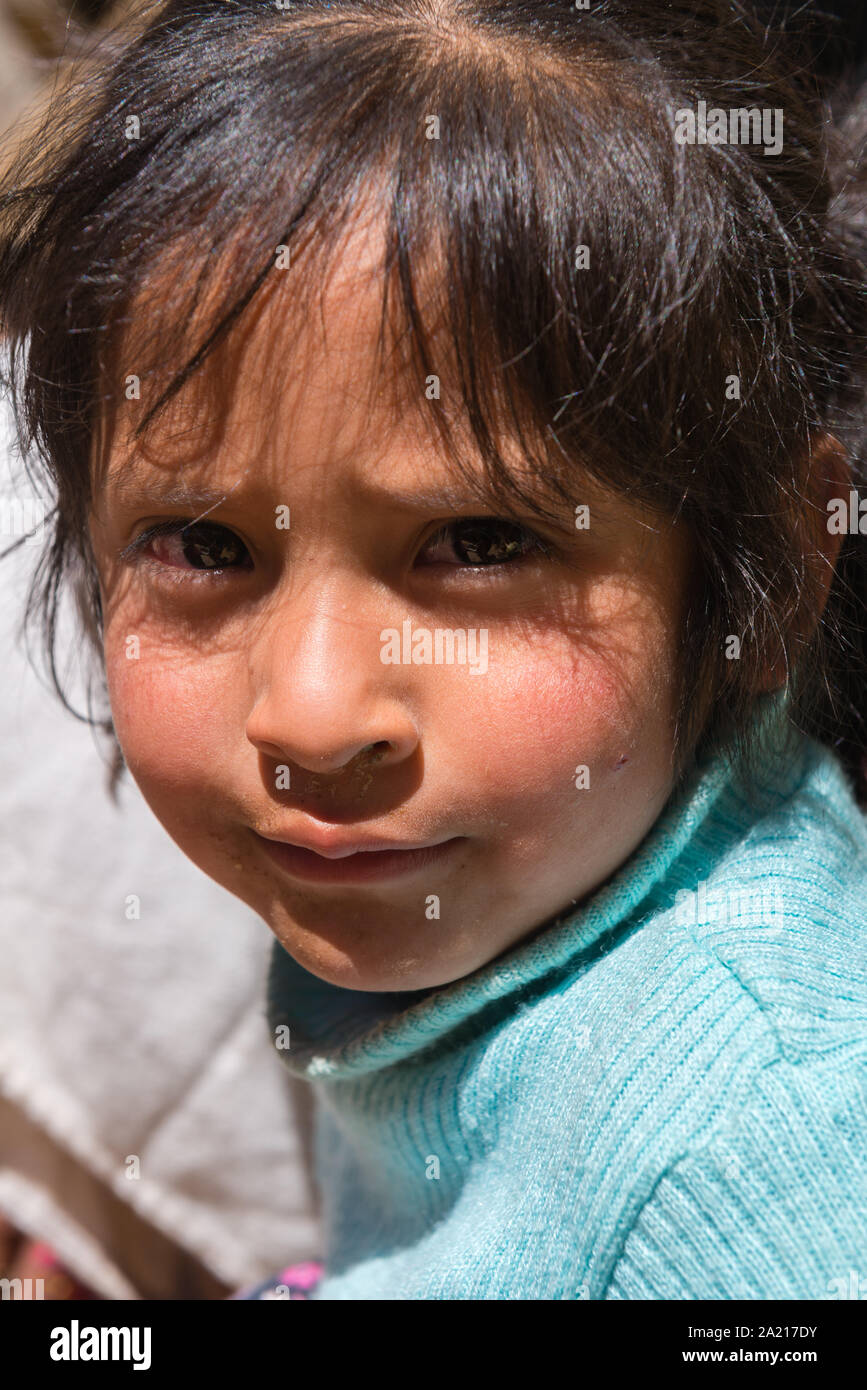 Jeune fille, âgés de 4 à 6 à un événement touristique dans le village indigène de Puka Puka, Quechuan de Tarabuco près de personnes, Sucre, Bolivie, Amérique Latine Banque D'Images