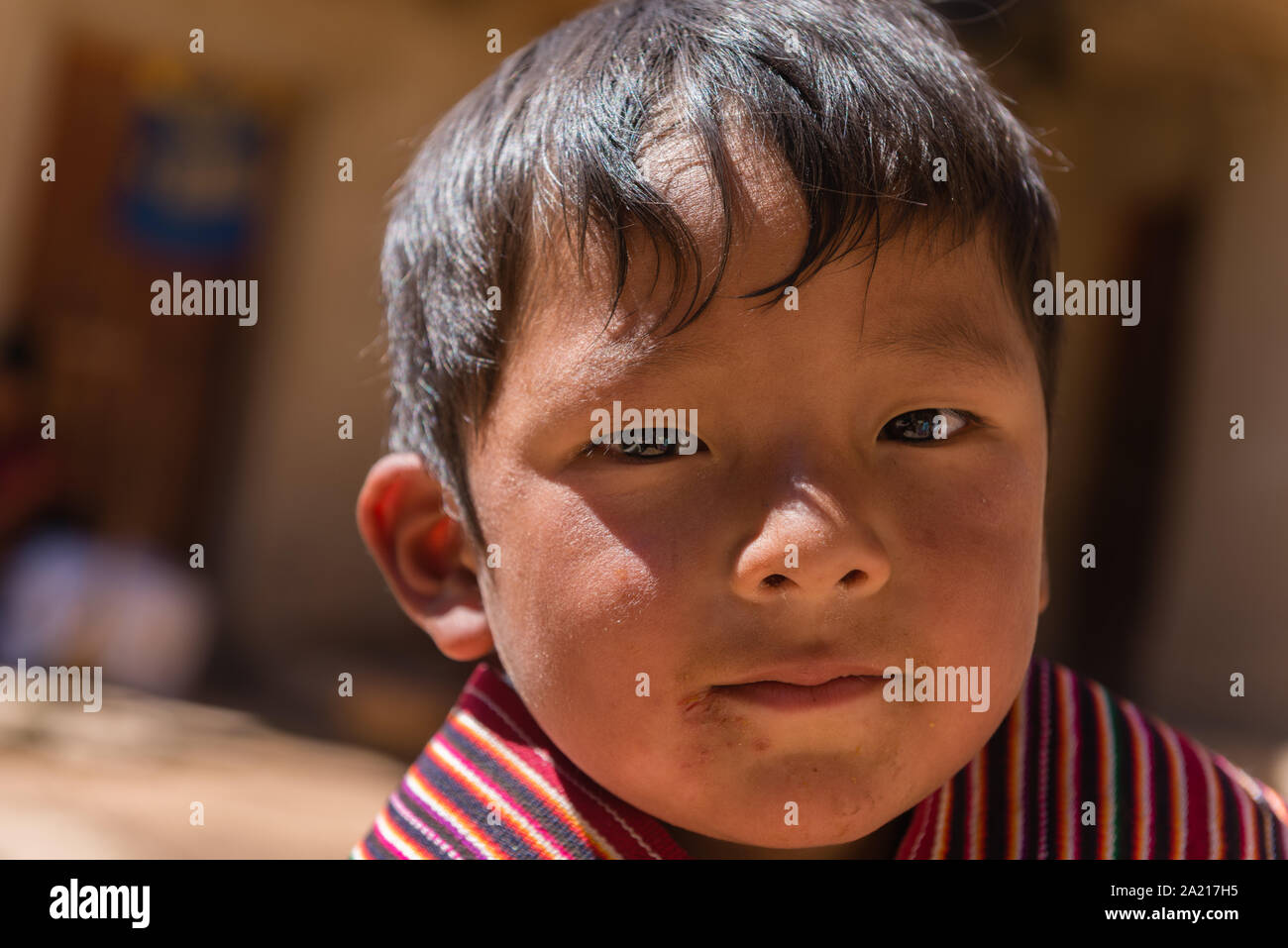 Jeune garçon, âgé de 4 à 6 à un événement touristique dans le village indigène de Puka Puka, Quechuan de Tarabuco près de personnes, Sucre, Bolivie, Amérique Latine Banque D'Images