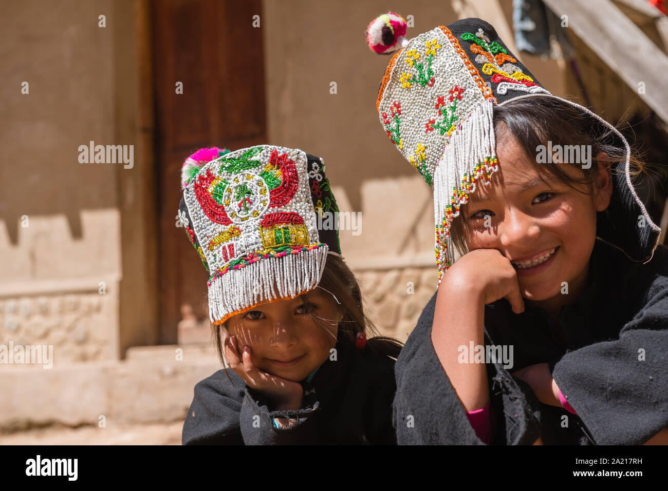 Deux jeunes filles, âgés de 4 à 6 à un événement touristique dans le village indigène de Puka Puka, Quechuan de Tarabuco près de personnes, Sucre, Bolivie, Amérique Latine Banque D'Images