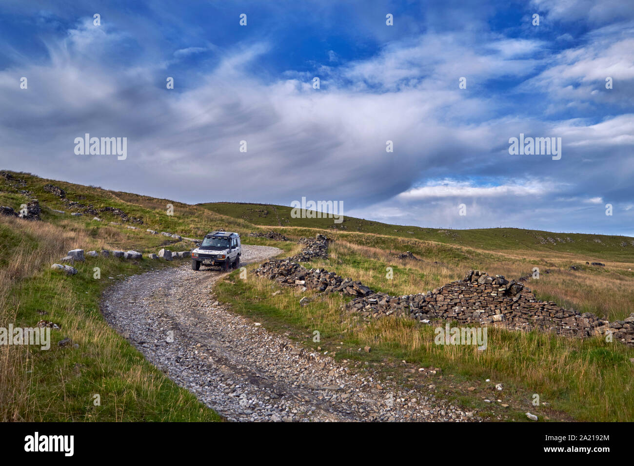 Voiture en traversant le Cragdale Moor Lane élevé. Près de Kidstones, Yorkshire Dales National Park, England. Banque D'Images