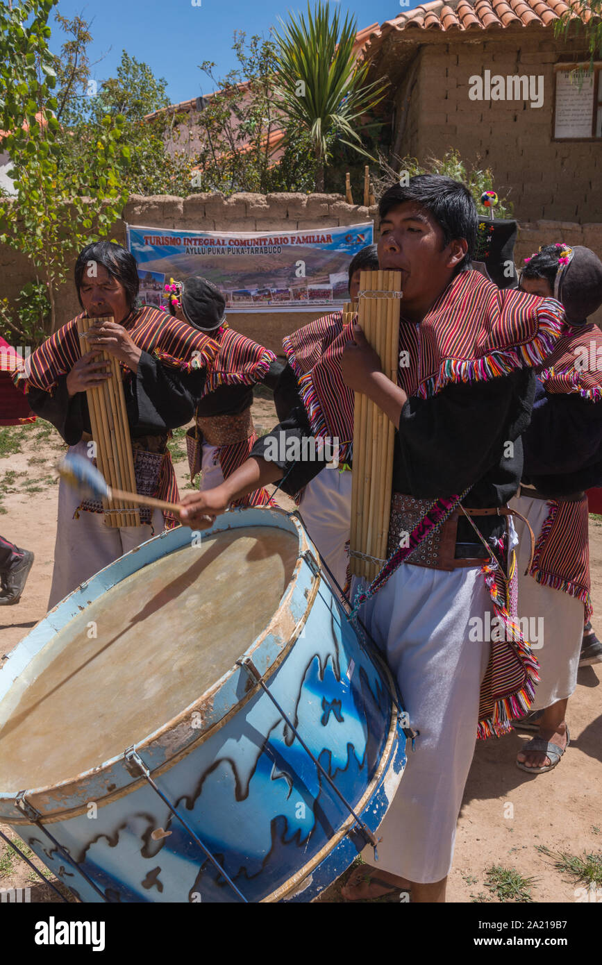 Un événement touristique dans le village indigène de Tarabuco Puka Puka près de réunion, les gens Quechuan, Sucre, Bolivie, Amérique Latine Banque D'Images