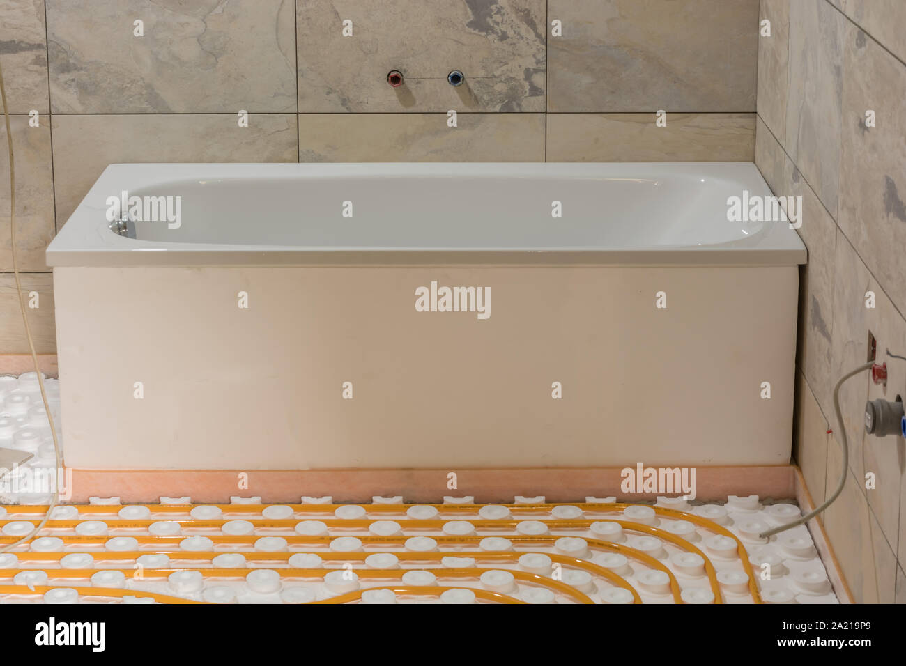 Modernisation de la salle de bains avec bain à remous, de nouvelles tuiles et chauffage au sol Banque D'Images